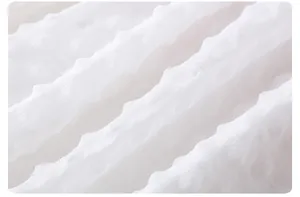 Primer plano de tela seersucker blanca con textura de burbujas tridimensionales