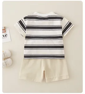 Vista trasera plana de un conjunto de verano para niños con camiseta a rayas y pantalón