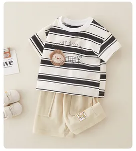 Detalle del conjunto de verano para bebé con bordado de león y pantalones cortos