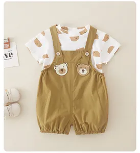 Détail de l'ensemble d'été bébé en coton avec t-shirt ours et short à bretelles jaune