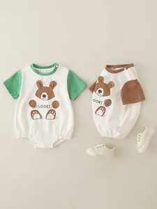 Short-sleeve cotton baby bodysuits with cartoon bear prints and snap necklines