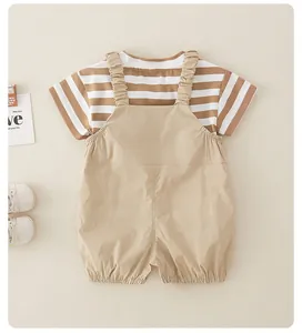 Detalle del conjunto de camiseta de rayas de algodón y peto beige para bebé