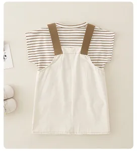 Conjunto de algodón para niña con camiseta de rayas y vestido de tirantes crema