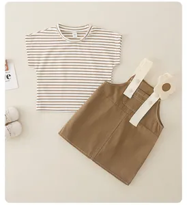 Detalle de conjunto de vestido de tirantes de algodón para niña con camiseta a rayas