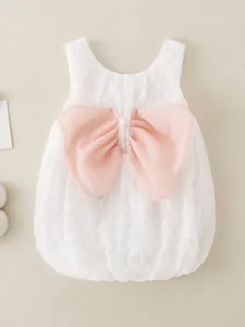 Vestido blanco de bebé sin mangas con lazo grande de tul rosa y tela de lunares con textura