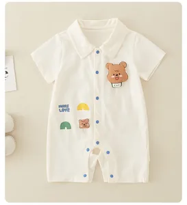 Detailaufnahme des Baby-Kurzarm-Stramplers mit weichem Baumwollstoff und Bären-Patch