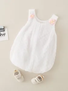 Vestido de princesa blanco sin mangas para niña con flores de ganchillo y zapatos