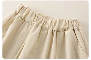 Detalle de la cintura de algodón gofrado beige con banda elástica para pantalones cortos
