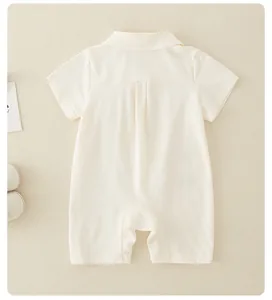 Detailansicht eines cremefarbenen Baby-Stramplers mit Polokragen und Rückenfalten