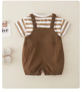 Vista plana de camiseta de algodón a rayas para bebé con peto marrón y accesorios