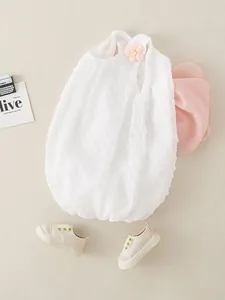 Vestido de verano blanco para niña con tirantes de alas de mariposa y flores