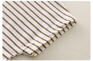 Detalle de la textura de punto de algodón y costuras de calidad en la camiseta a rayas
