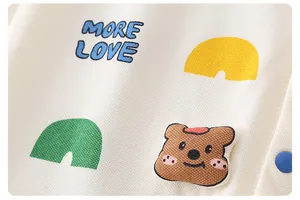 Detail eines Baby-Stramplers aus atmungsaktivem Mesh mit süßem Bären-Print