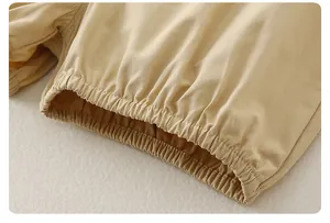 Détail du poignet élastique en coton kaki avec texture tissée pour tout-petit