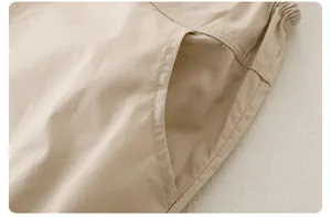 Detalle de pantalones cortos de algodón caqui con costuras dobles y cintura elástica