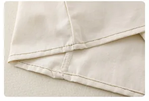 Detalle del vestido de algodón que muestra costuras dobles precisas y remate impecable