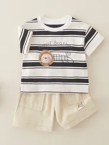 Conjunto de verano para niños con camiseta de algodón a rayas y pantalones cortos beige