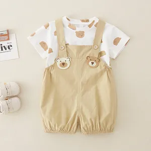 Ensemble d'été en coton pour bébé avec T-shirt à ours et short à bretelles kaki