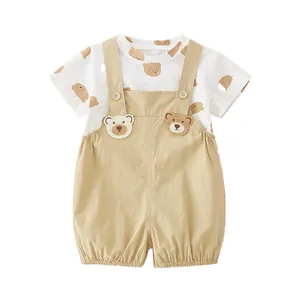 Ensemble bébé en coton avec t-shirt blanc ours et short à bretelles kaki pour tout-petits