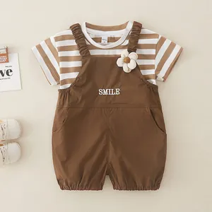 Conjunto infantil de algodón con camiseta de rayas y peto bordado con dibujo Smile