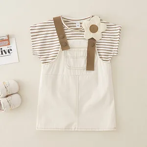 Conjunto de algodón para bebé niña con camiseta a rayas y vestido beige con tirantes