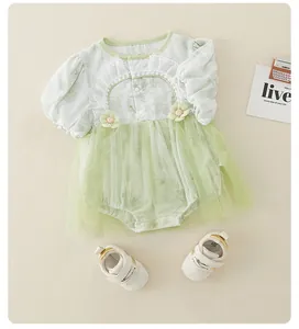 Dettaglio del pagliaccetto neonata con stampa floreale pizzo e gonna in tulle verde
