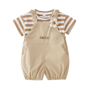 Conjunto de verano de algodón para niñas con camiseta a rayas y peto de color caqui