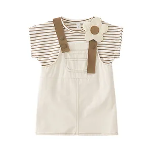 Conjunto de algodón para niña con camiseta de rayas y vestido de tirantes beige con flor