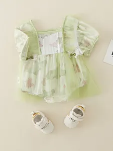 Baby meisje romper set in lichtgroen met bloemenpatroon, schoenen en strik