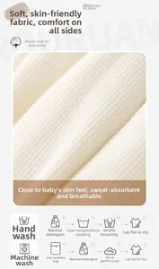 Détail du tricot gaufré beige doux pour bébé avec instructions de lavage détaillées