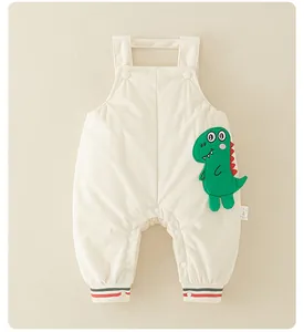 Détail de la barboteuse gaufrée pour bébé avec écusson dinosaure et boutons