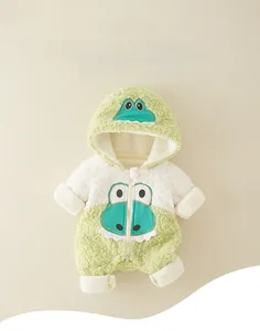 Détail de la grenouillère bébé crocodile vert en polaire douce avec capuche mignonne