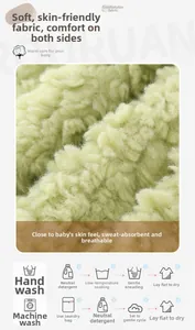 Gros plan du tissu doux en polaire verte pour bébé montrant sa texture respirante et absorbante