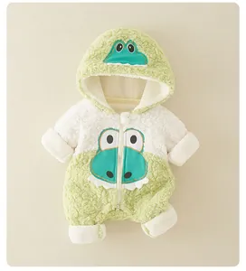 Détail d'une combinaison d'hiver pour bébé avec broderie crocodile et tissu polaire doux