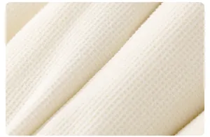 Détail du tissu gaufré beige épais avec texture douce pour vêtements de bébé