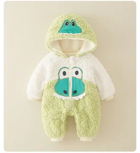 Détail de grenouillère bébé avec broderie dinosaure et fermeture éclair douce