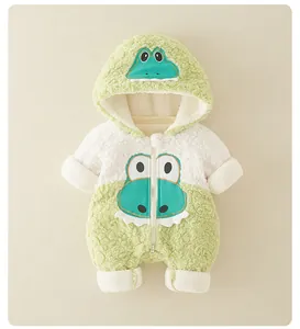 Détail de la barboteuse chaude pour bébé avec broderie crocodile et polaire douce