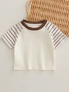 T-shirt bébé en coton avec manches raglan rayées et col rond côtelé pour l'été