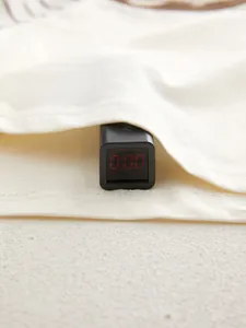 Ensemble coton bébé montrant le test de fluorescence 0.00 sur tissu beige doux