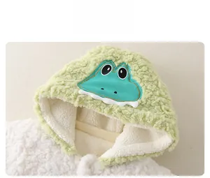 Détail d'une capuche pour bébé avec broderie crocodile et tissu en polaire sherpa douce