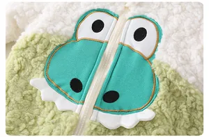 Détail d'une grenouillère en polaire pour bébé avec broderie animale 3D mignonne