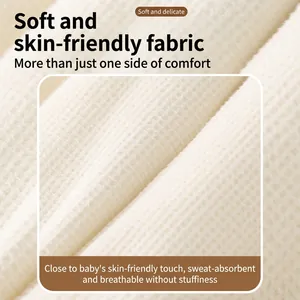 Détail du tissu gaufré doux et épais pour salopette bébé chaude au toucher douillet