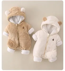 Dettaglio tutina neonato con cappuccio e orecchie di orso in morbido pile double-face