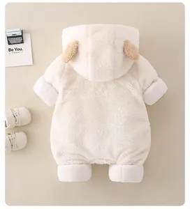 Vista posteriore della tutina neonato color crema con cappuccio e orecchie di peluche