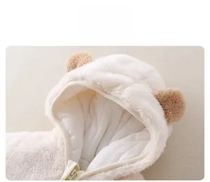 Dettaglio della tutina neonato in pile con cappuccio e graziose orecchie da orso