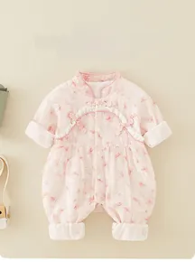 Détail d'une barboteuse bébé à col chinois avec tissu de sécurité de classe A