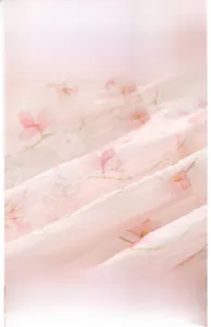 Gros plan sur le tissu en coton rose à fleurs pour bébé avec norme de sécurité de classe A