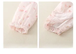 Détail de barboteuse bébé fleurie avec poignets élastiques à volants et boutons pression