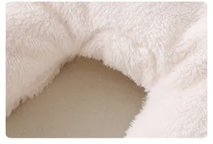 Vista macro della morbida fodera in velluto bianco per pagliaccetto invernale neonato