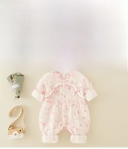 Barboteuse bébé rose à fleurs avec boutons traditionnels chinois et col à volants